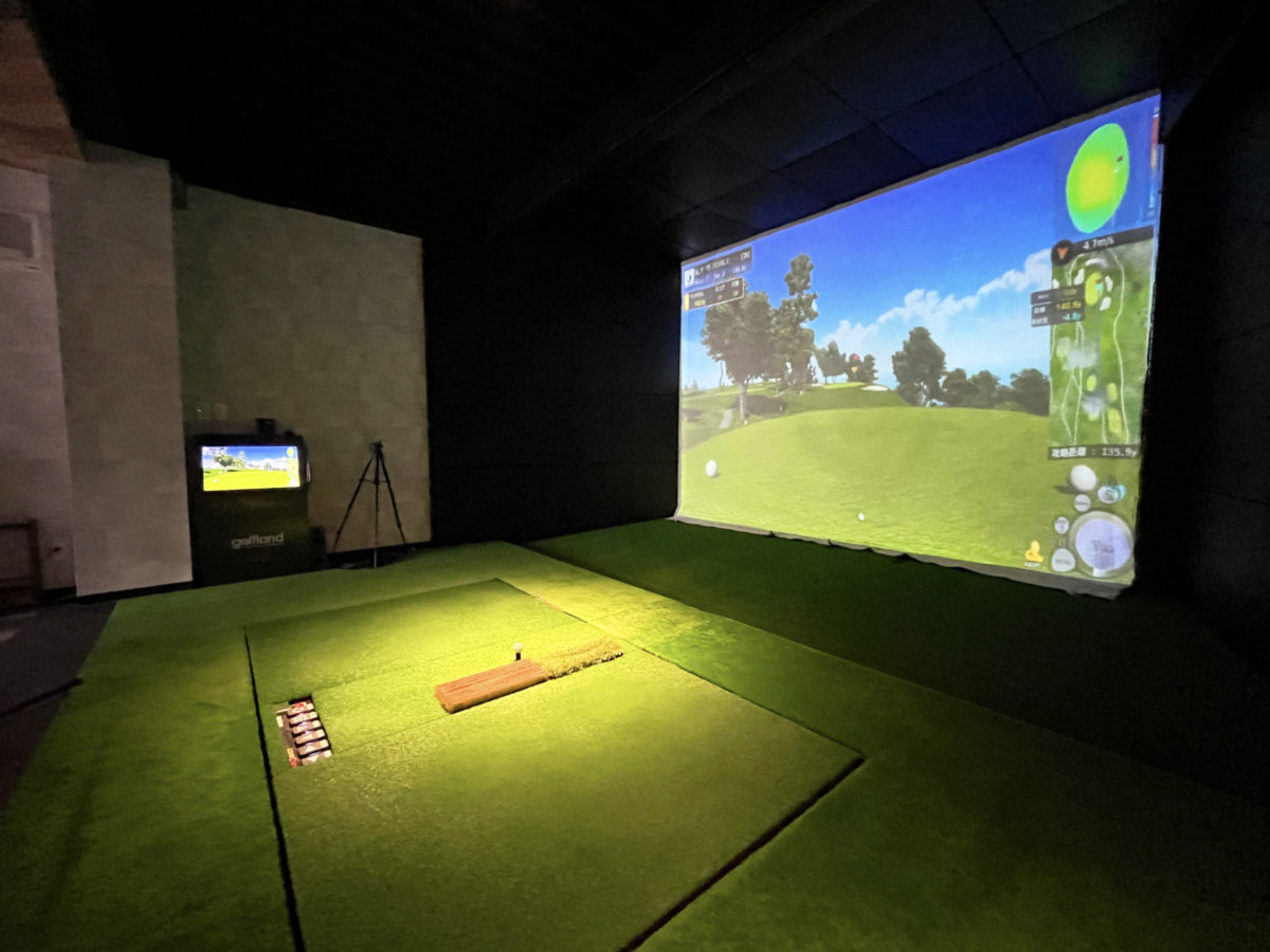 世界の様々なコースの実践的なラウンドができます。